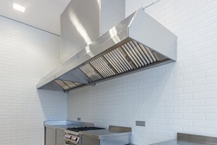 Hotte installée dans une cuisine professionnelle