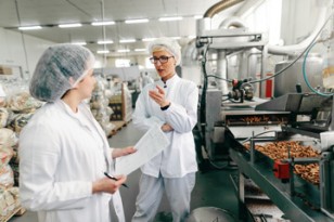 Personnel controlant une chaine de production dans l'industrie agroalimentaire