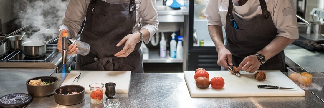 Cuisiniers travaillant dans le respect des normes professionnelles